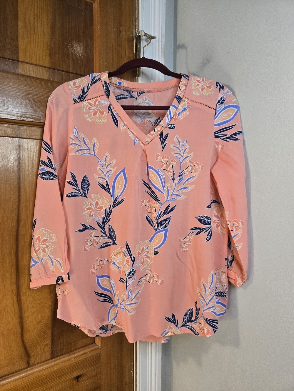 St. John's Bay Coral Floral V-Neck Blouse Sz Small
